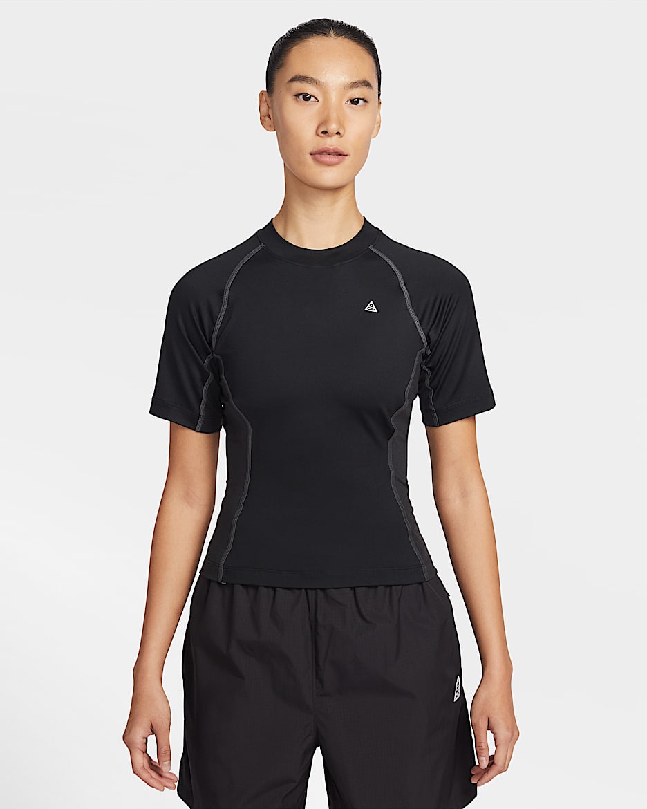 Nike ACG Dri-FIT 女子速干修身短袖运动上衣 - 黑/煤黑/山峰白