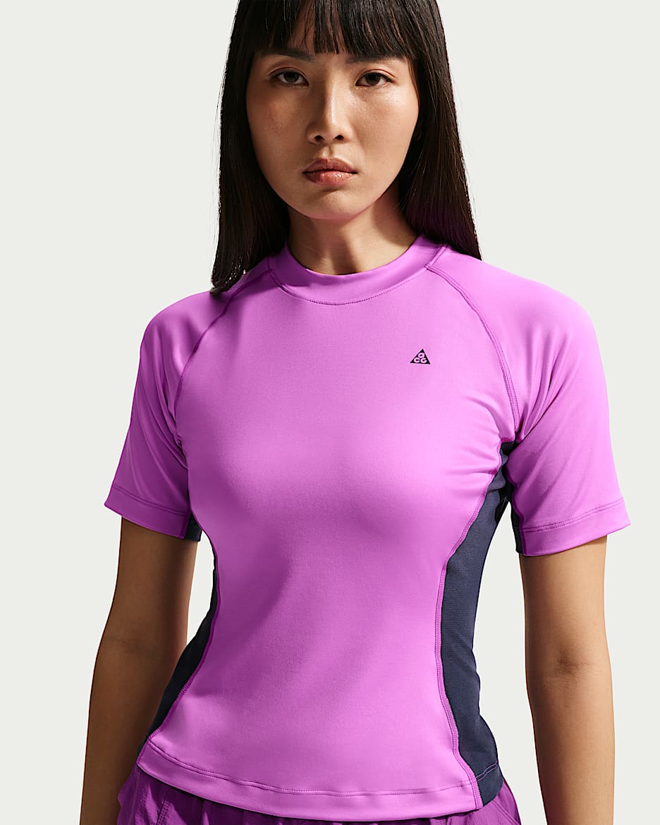 Nike ACG Dri-FIT 女子速干修身短袖运动上衣 - 明亮紫/黑曜石色/黑