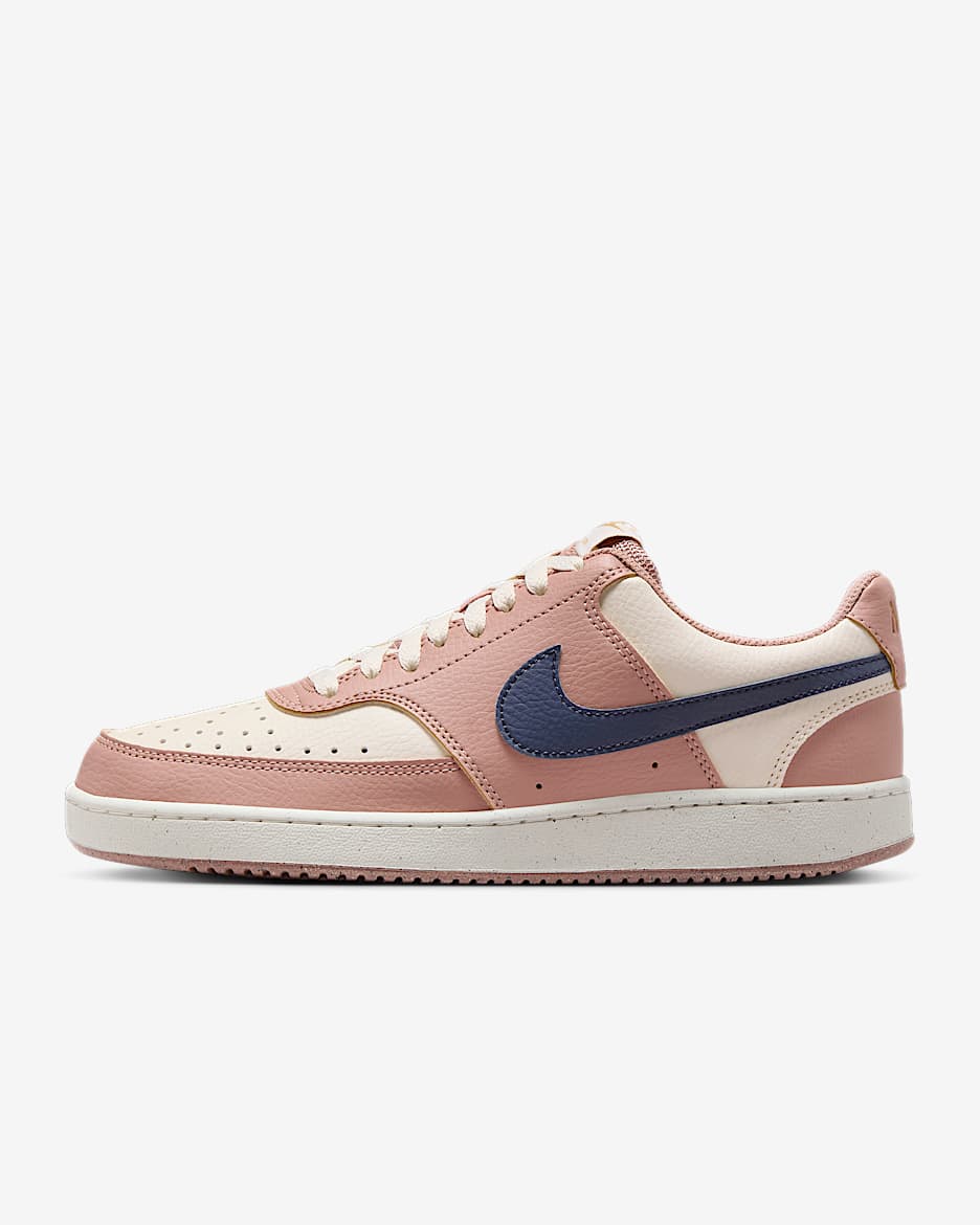 Nike Court Vision Low Next Nature 女子运动鞋 - 微粒粉/淡象牙白/金属色/深藏青
