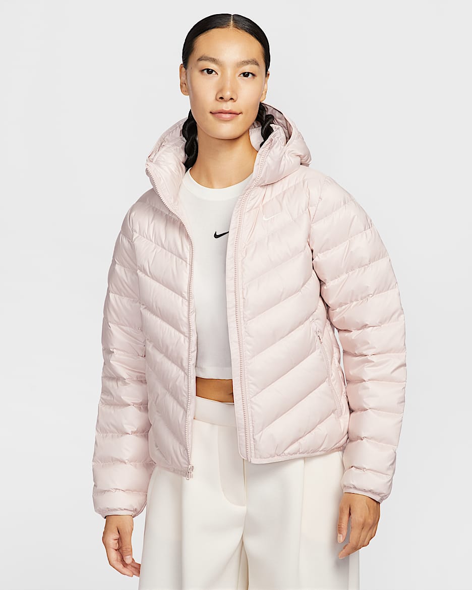 Nike Sportswear Windpuffer Therma-FIT 耐克暖风轻羽绒系列女子拒水羽绒连帽夹克 - 砂岩灰粉/帆白