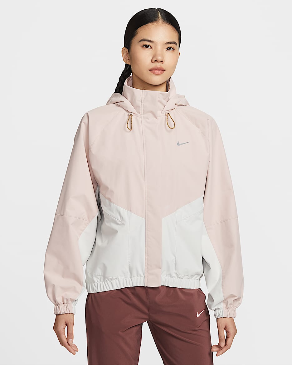 Nike Swift 马年限定脱缰系列 Storm-FIT 新年款女子防风拒水跑步夹克 - 砂岩灰粉
