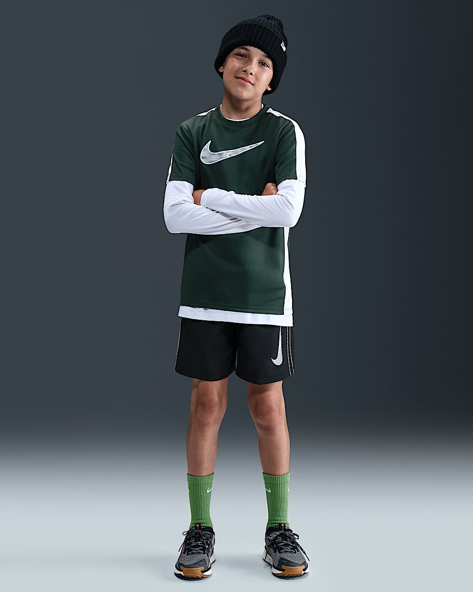 Nike Multi Dri-FIT 大童（男孩）速干梭织短裤 - 黑/鲜亮勃艮第酒红/白色