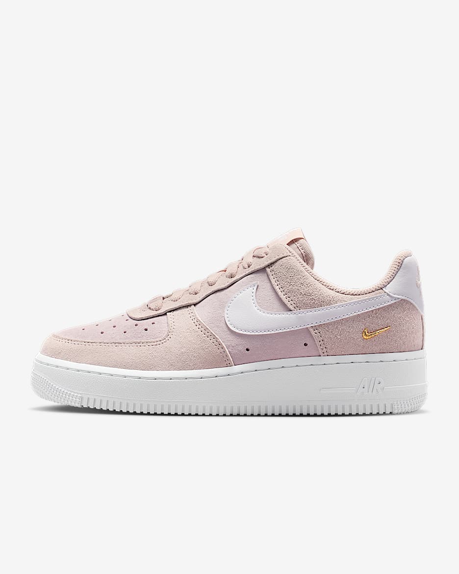 Air Force 1 '07 Low SE 女子空军一号运动鞋 - 砂岩灰粉/泡沫粉/金属色/白色