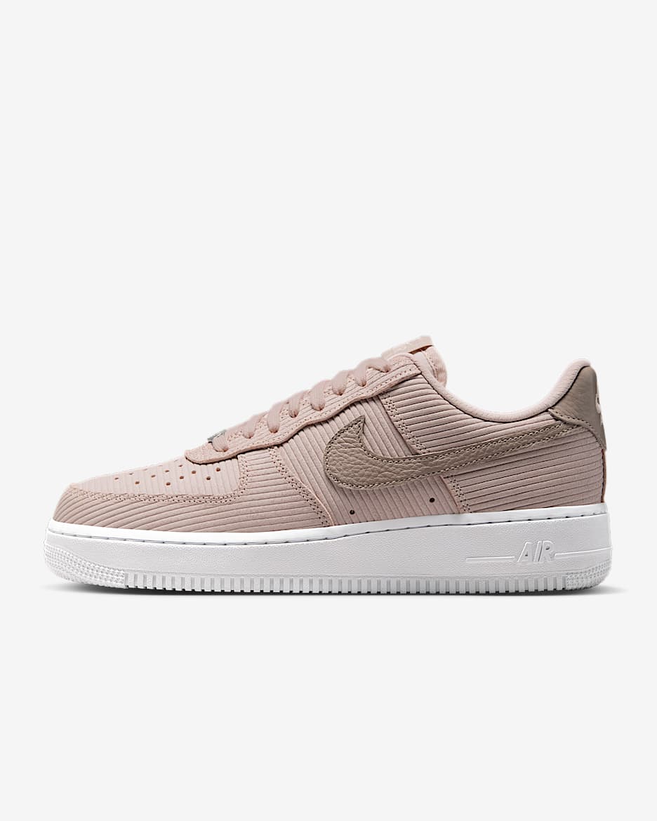 Nike Air Force 1 '07 女子空军一号运动鞋 - 砂岩灰粉/白色/金属银/麦芽黄