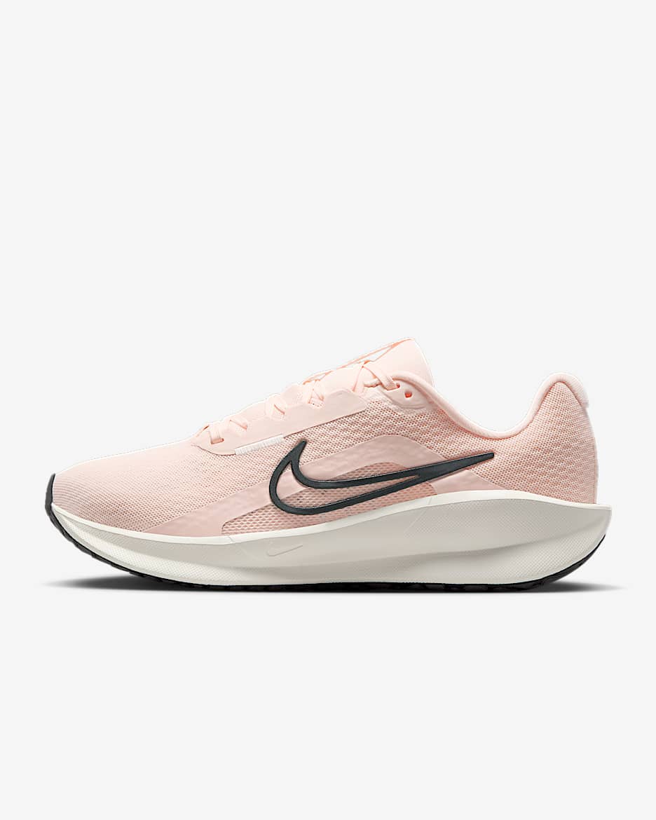 Nike Downshifter 13 女子公路跑步鞋 - 冰番石榴色/帆白/黑