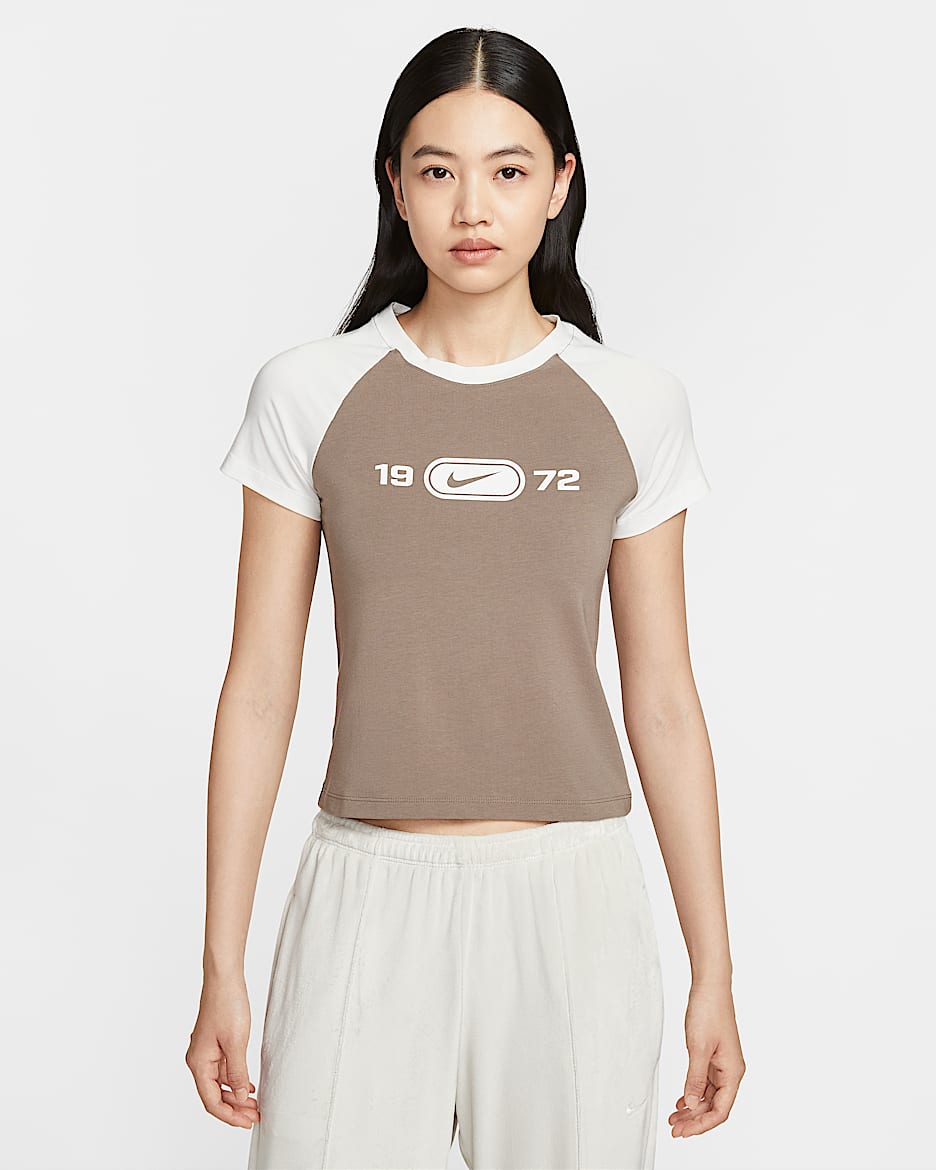 Nike Sportswear Chill Knit 女子修身版型印花T恤 - 帆白/貂棕