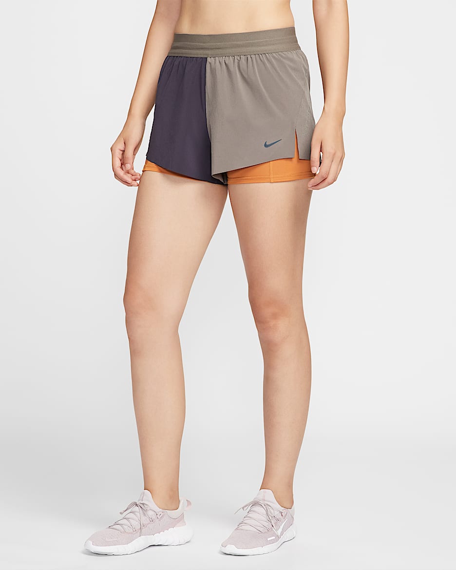 Nike Swift Dri-FIT 女子速干中腰二合一跑步短裤 - 洞穴石色