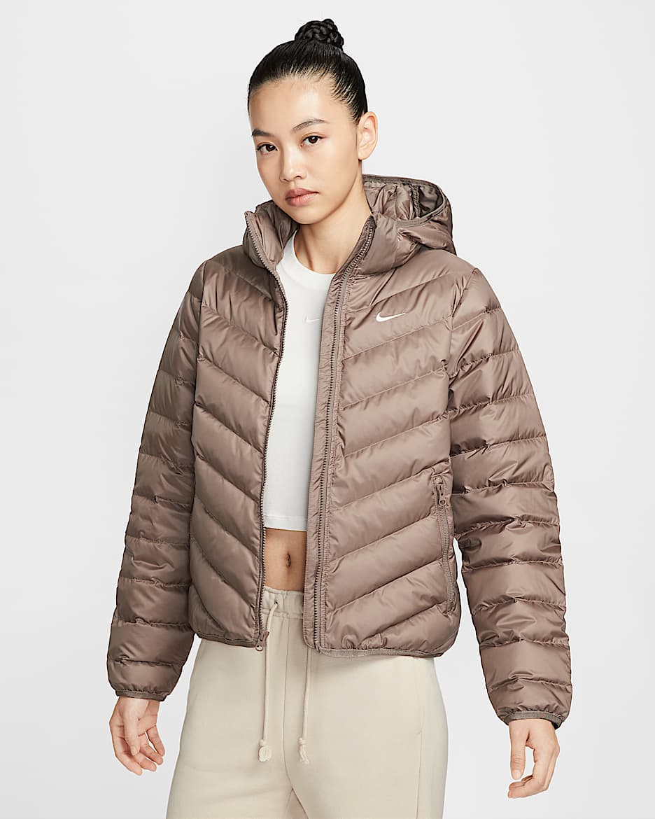 Nike Sportswear Windpuffer Therma-FIT 耐克暖风轻羽绒系列女子拒水羽绒连帽夹克 - 貂棕/帆白