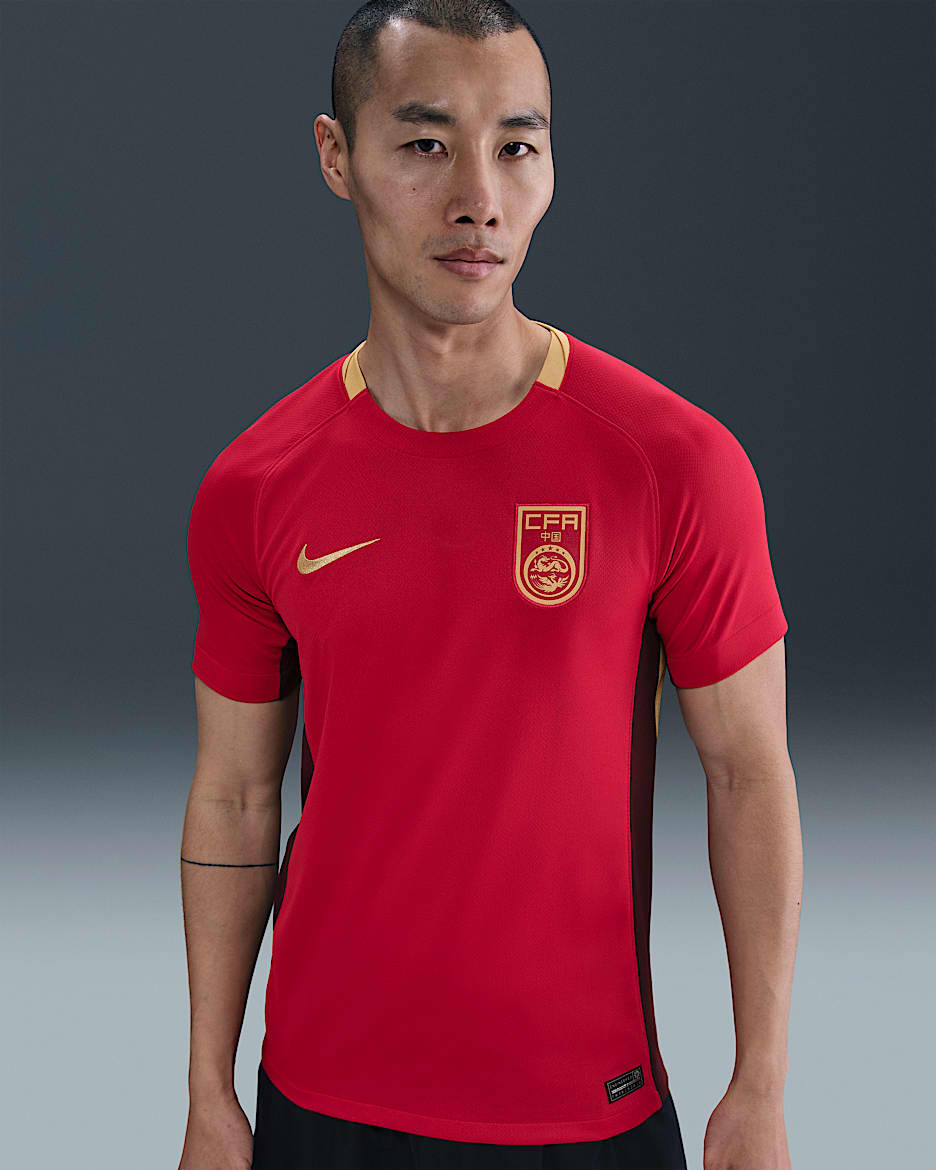 2025 赛季中国队主场球迷版 Nike Dri-FIT 男子速干足球球衣 - 健身红/鲜亮勃艮第酒红/俱乐部金/俱乐部金