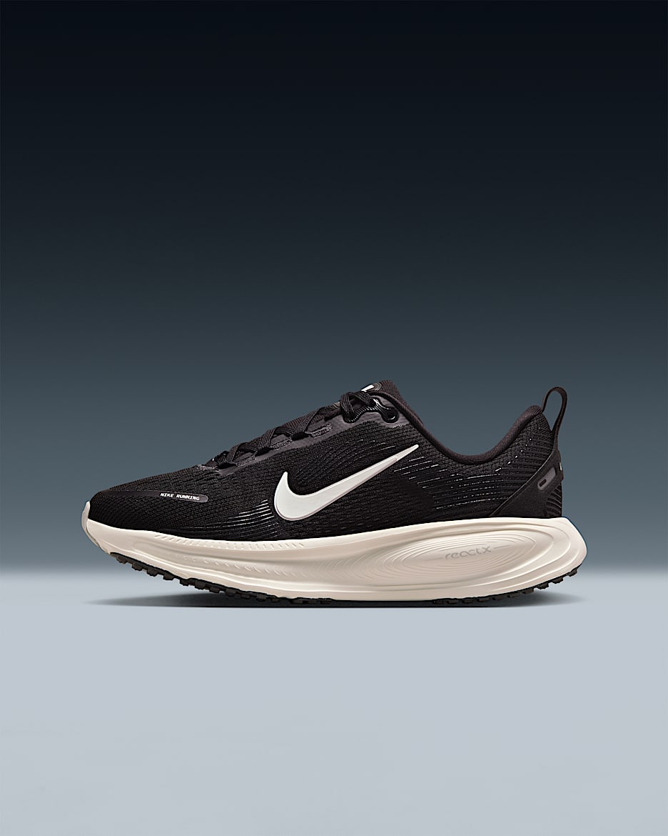 Nike Vomero 18 耐克小迈柔大童公路跑步鞋 - 黑/椰奶色/铁矿石/山峰白