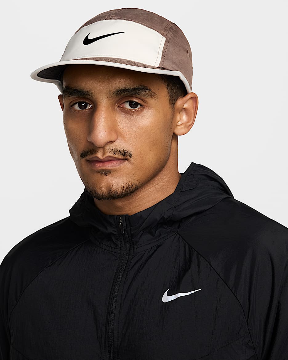 Nike Dri-FIT Fly 透气速干软顶耐克勾运动帽 - 貂棕/幻影灰白/黑