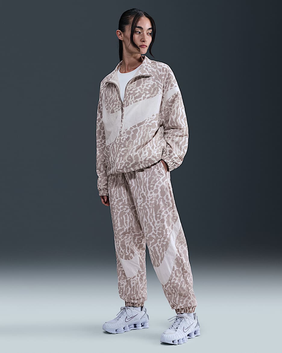 Nike Sportswear 女子整版图案梭织长裤 - 大学灰/帆白
