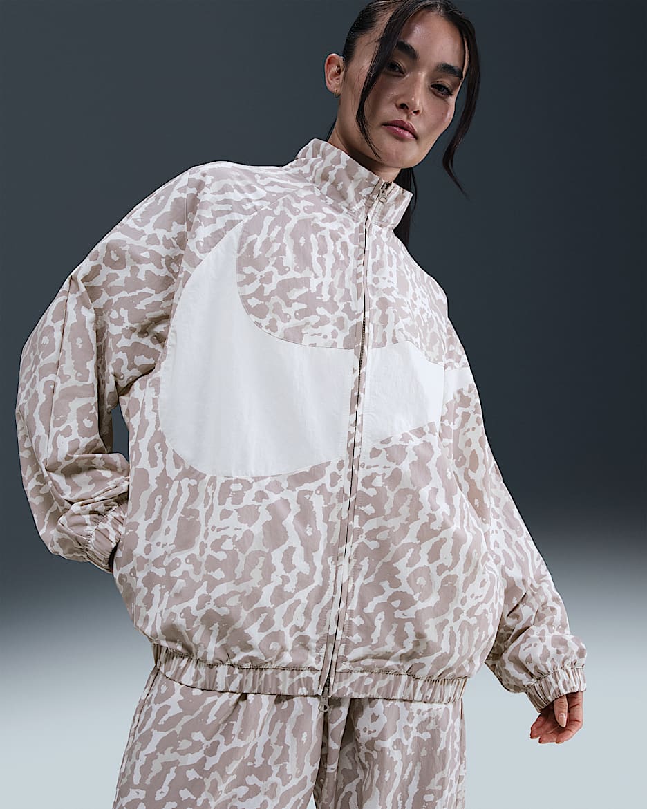 Nike Sportswear 女子整版图案梭织夹克 - 大学灰/帆白