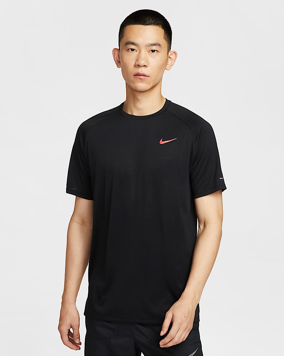 Nike Stride Dri-FIT ADV 男子速干短袖跑步上衣 - 黑/亮深红