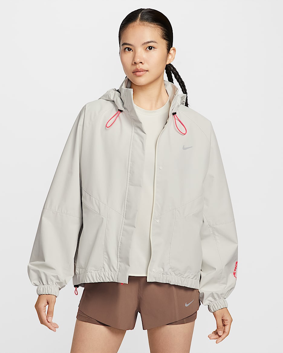 Nike Swift Storm-FIT 女子 Oversize 风防风拒水跑步夹克 - 珍珠灰