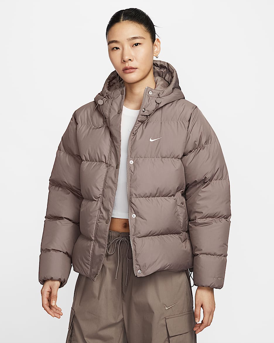 Nike Sportswear Metro Therma-FIT 耐克都会系列女子拒水羽绒连帽夹克 - 貂棕/帆白