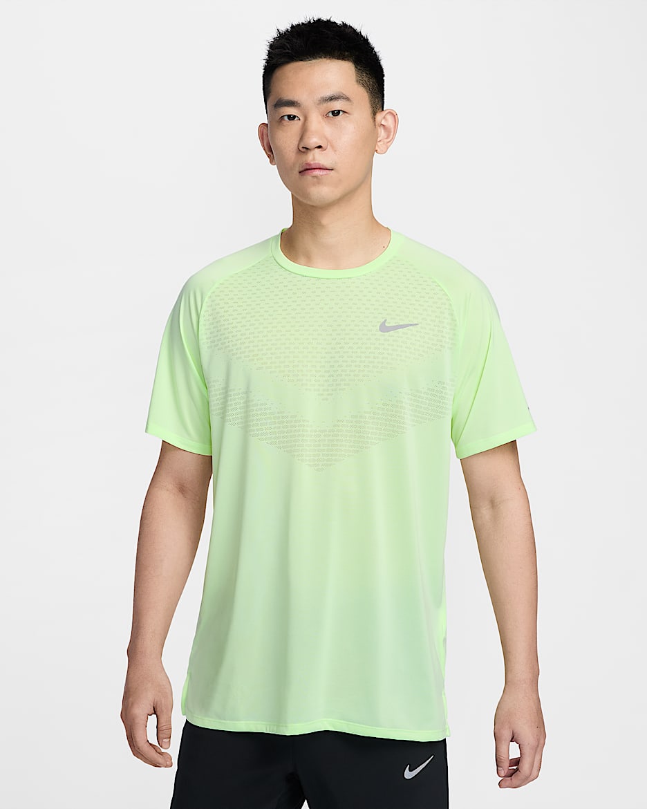 Nike Stride Dri-FIT ADV 男子速干短袖跑步上衣 - 微黄绿
