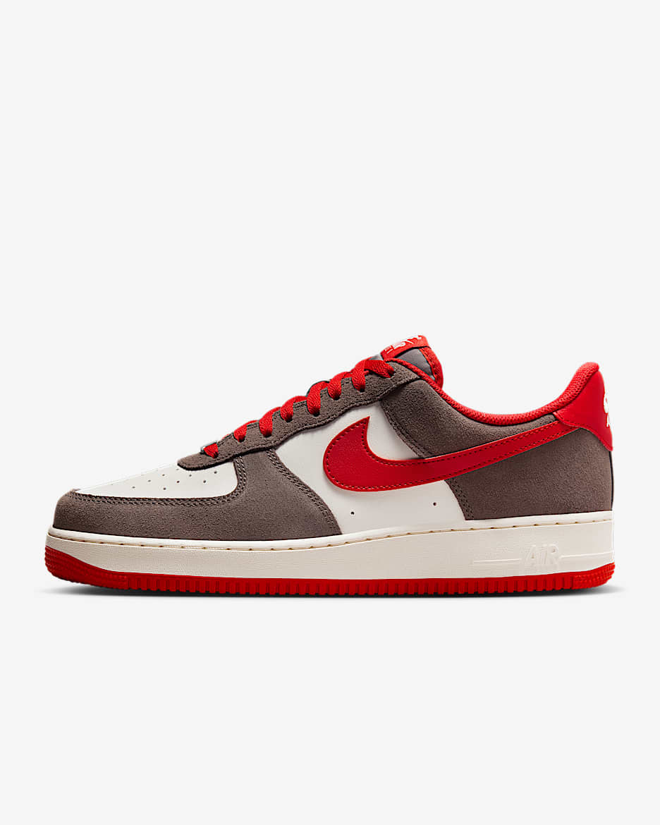 Nike Air Force 1 '07 LV8 男子空军一号运动鞋复古板鞋 - 洞穴石色/帆白/大学红