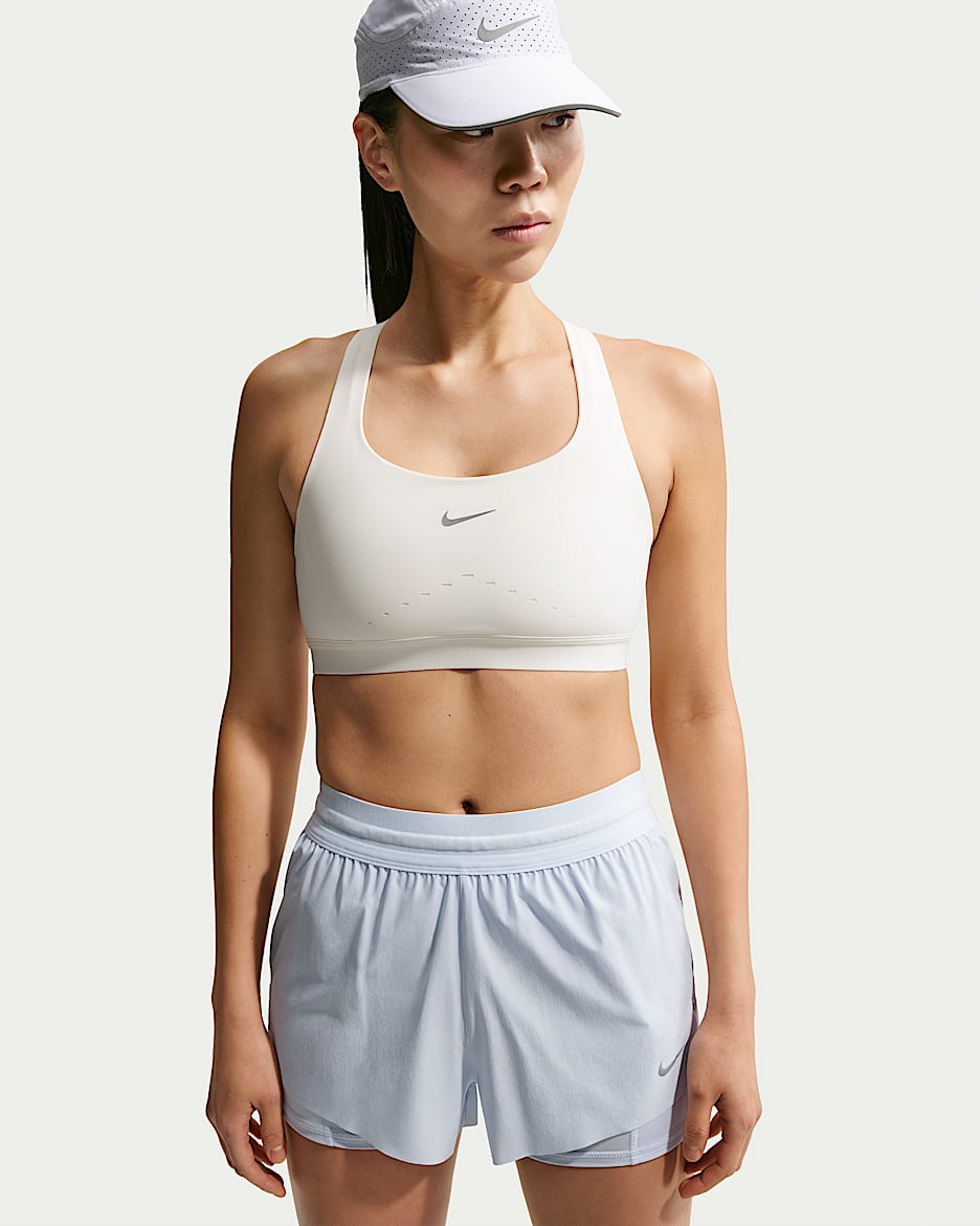Nike Swift 女子速干高强度支撑轻衬运动内衣 - 帆白/银