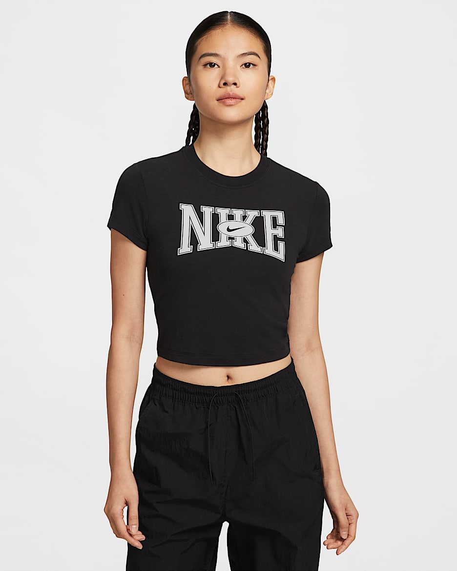 Nike Sportswear 女子修身版型短款T恤 - 黑