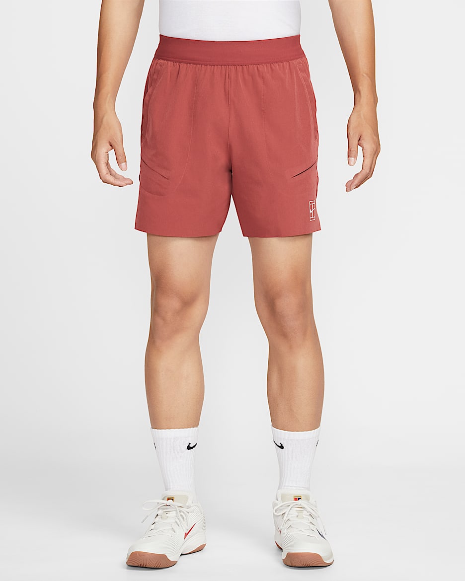 NikeCourt Advantage Dri-FIT 男子速干网球短裤 - 杉木红/白色