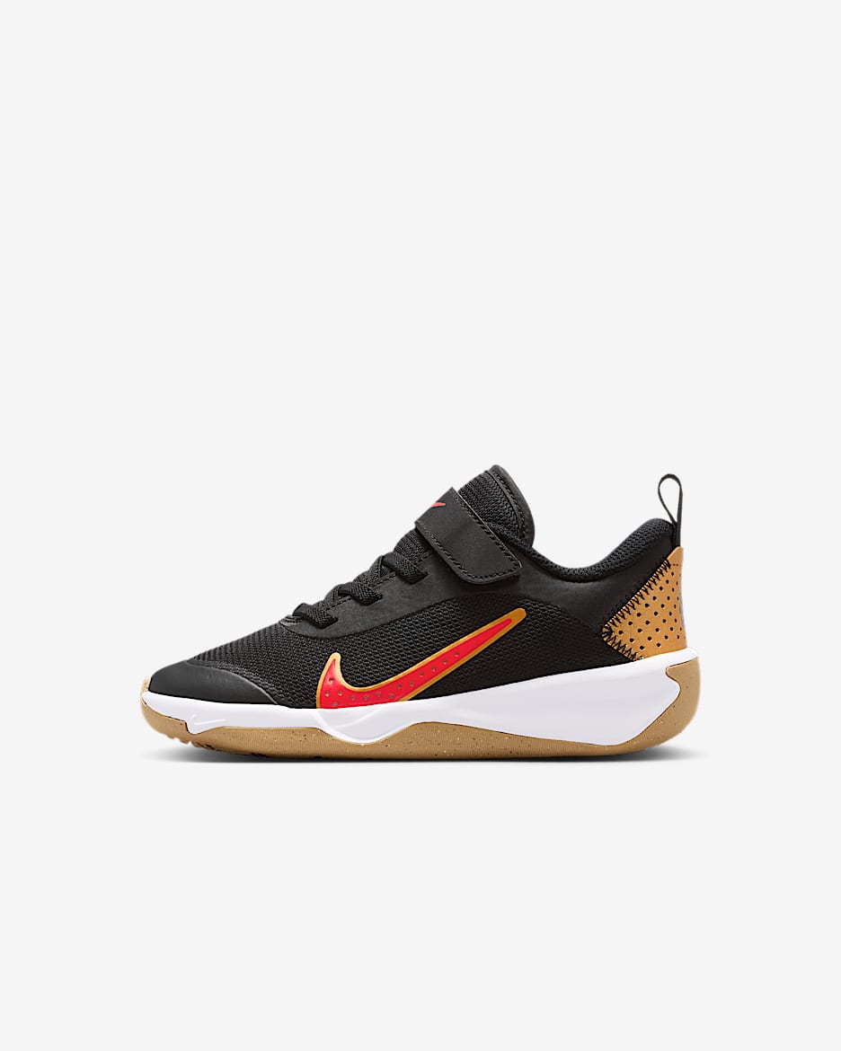 Nike Omni Multi-Court 幼童平衡车综合运动鞋 - 黑/金属色/橡皮黄/浅深红