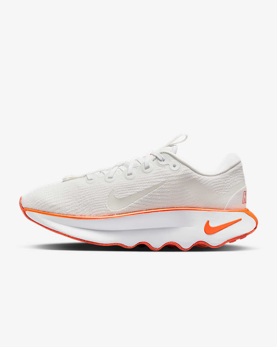 Nike Motiva 女子步行运动鞋 - 白色/山峰白/草皮橙/白色