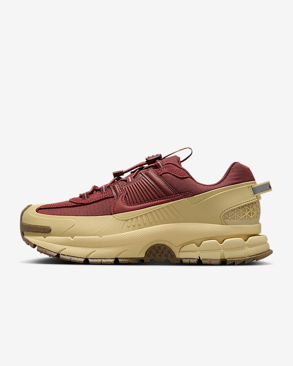 Nike Zoom Vomero Roam 耐克迈柔轻户外版女子冬季款运动鞋 - 团队金/大学红/橡皮中褐/红棕色