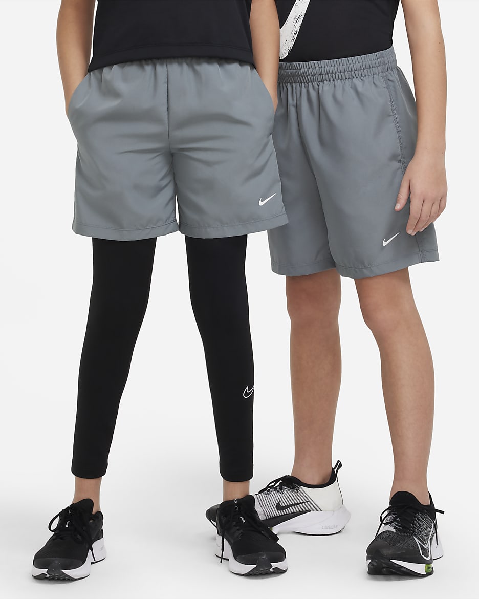 Nike Multi Dri-FIT 大童(男孩)速干训练短裤 - 烟灰/白色