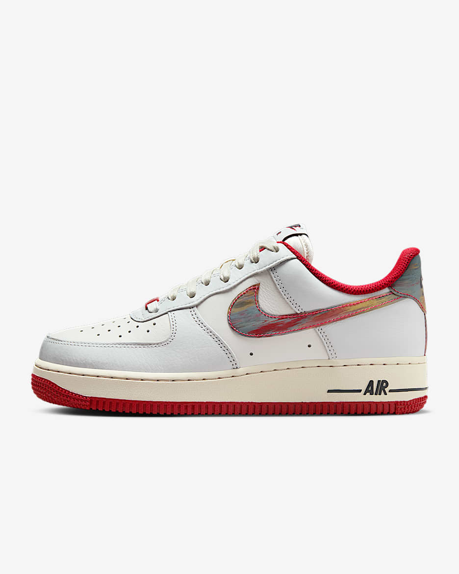 Nike Air Force 1 '07 女子空军一号运动鞋 - 幻影灰白/健身红/团队金/尘光子色