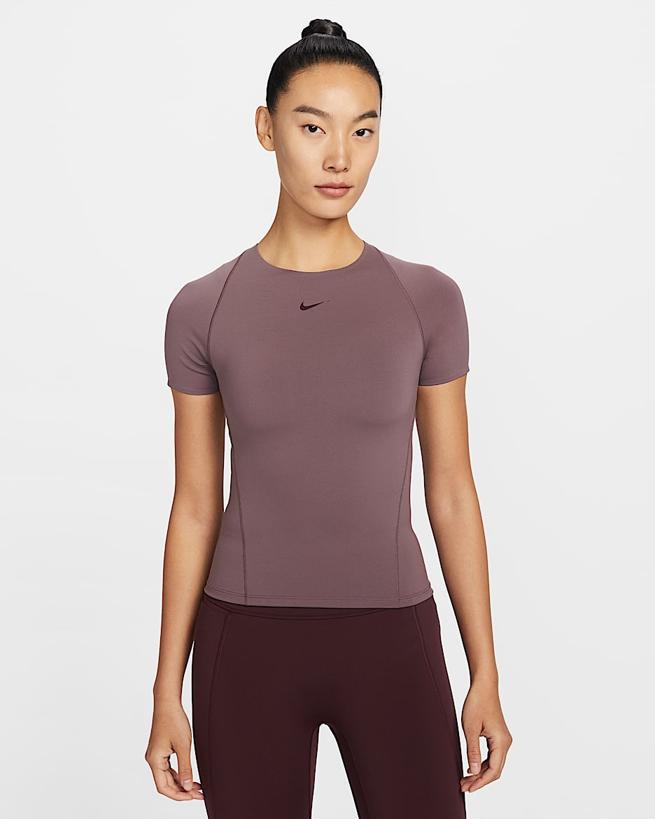 Nike Universa Dri-FIT 女子速干短袖上衣 - 图腾黑紫/图腾黑紫/鲜亮勃艮第酒红