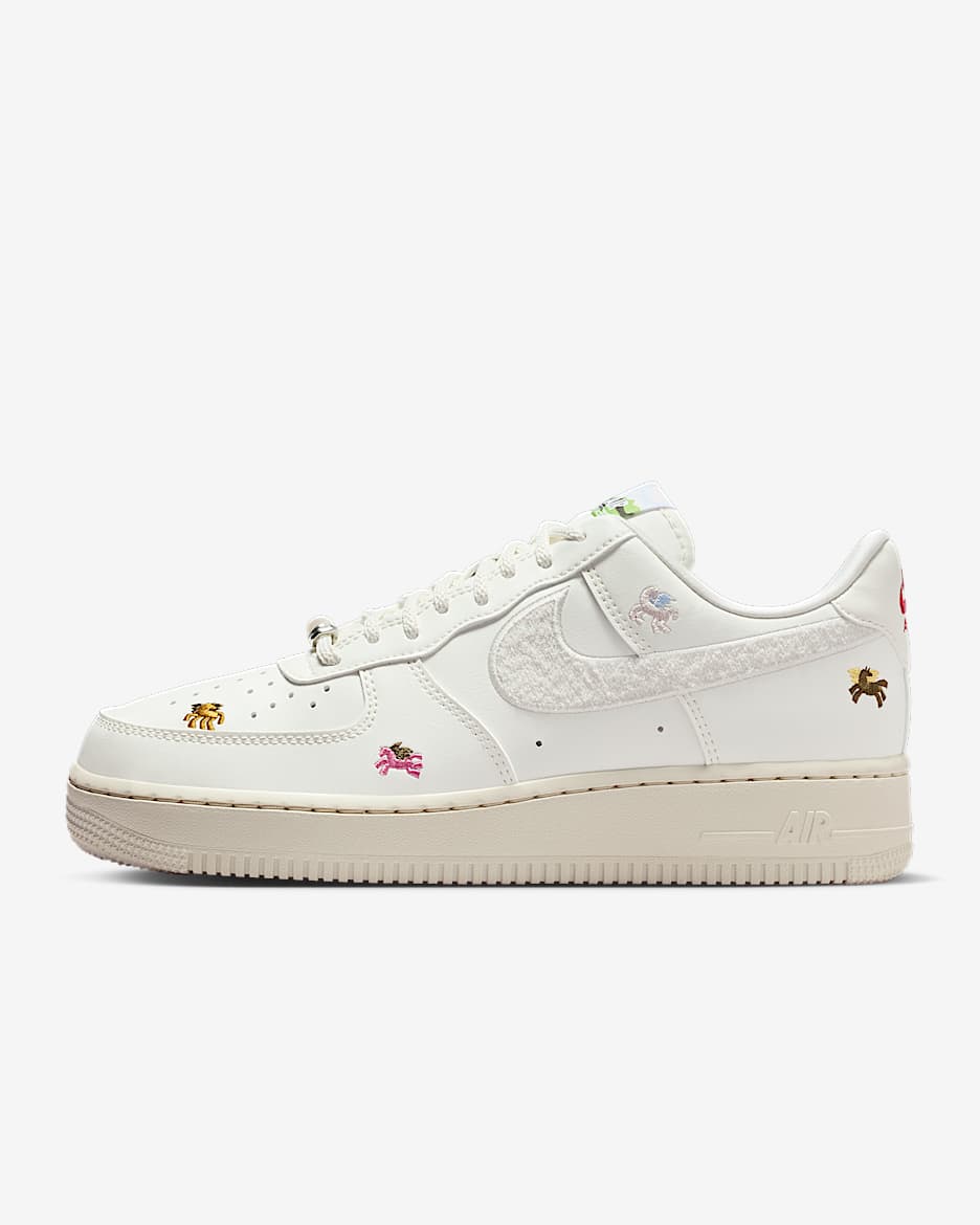 Nike Air Force 1 '07 马年限定脱缰系列新年款女子空军一号运动鞋 - 帆白/幻影灰白/深队红/幻影灰白
