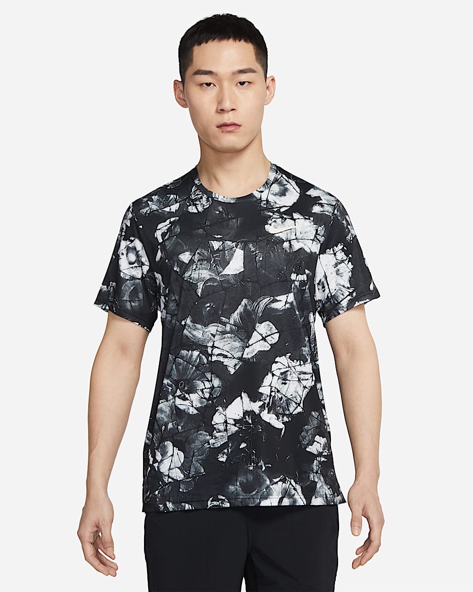 Nike Pro Dri-FIT 男子整版印花短袖训练T恤 - 黑/椰奶色