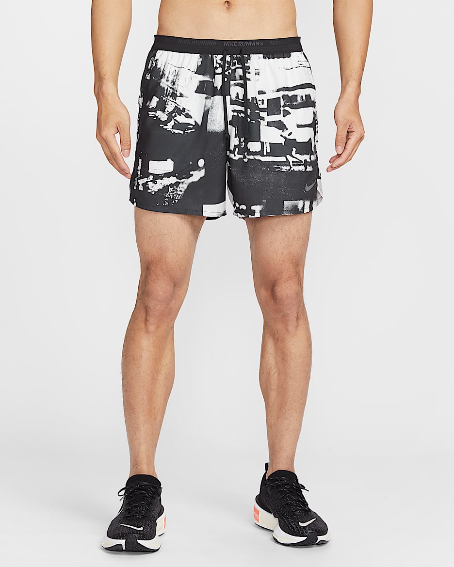 Nike Stride Dri-FIT 男子速干跑步短裤(含衬裤) - 米白/灰黑/叶绿