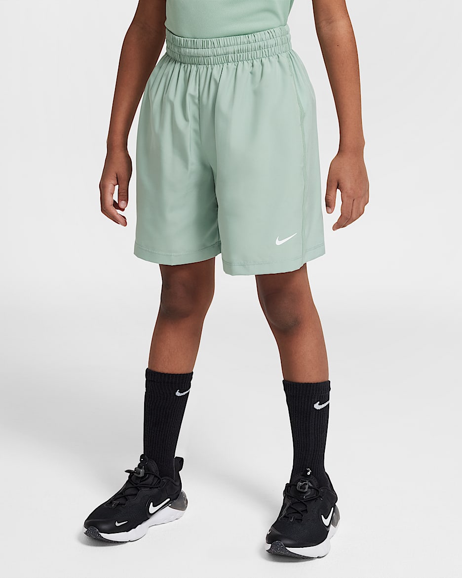 Nike Multi Dri-FIT 大童（男孩）透气速干训练短裤 - 温和灰绿/白色