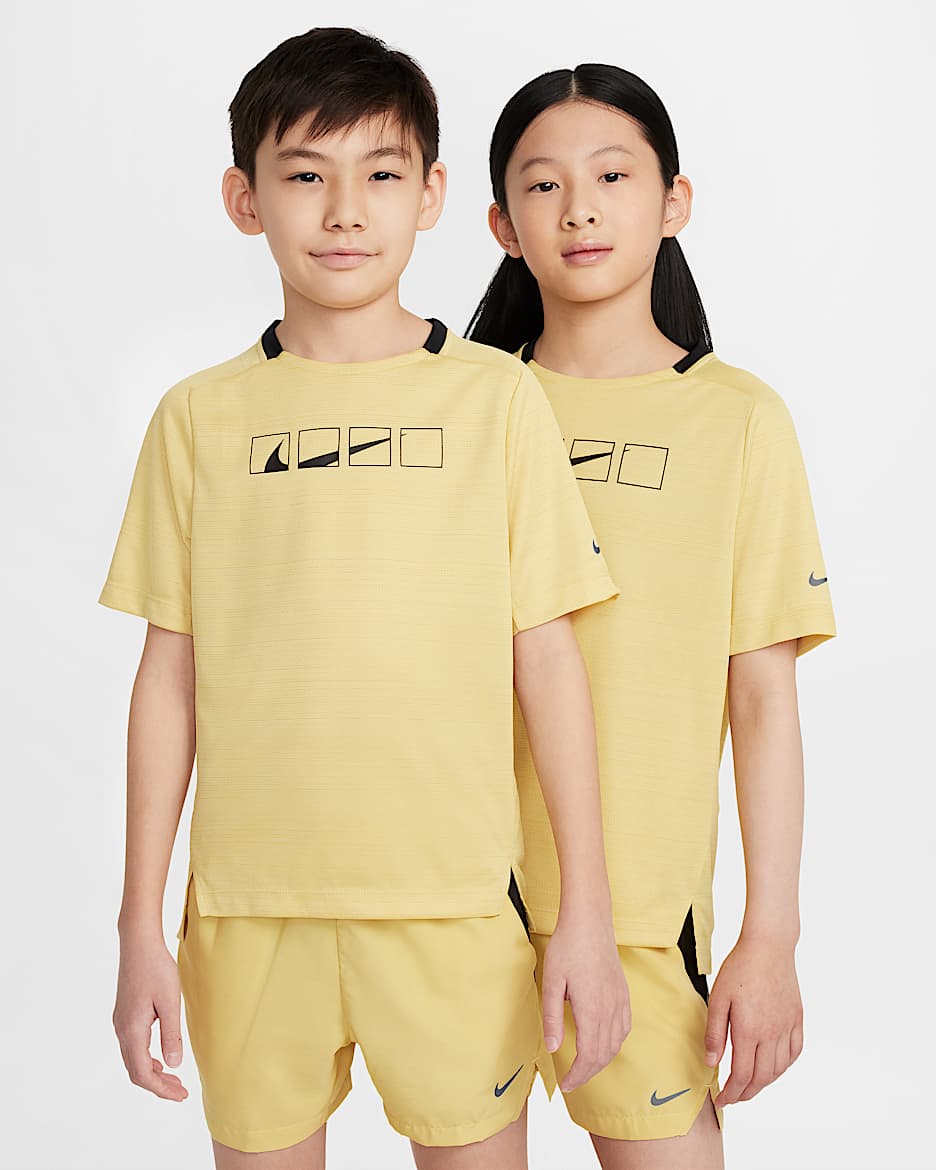 Nike Multi Dri-FIT 大童（男孩）速干短袖上衣 - 土星金/黑