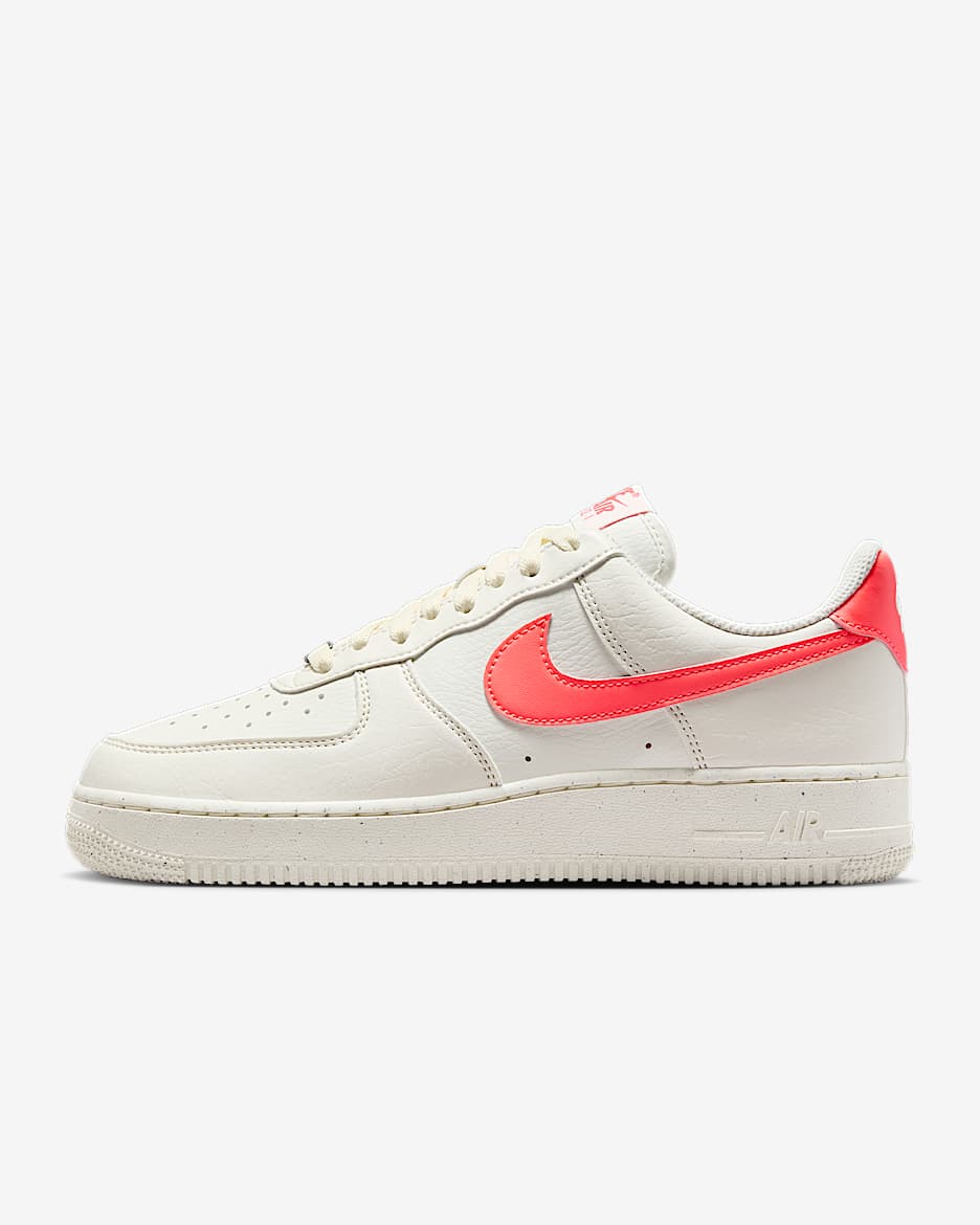 Nike Air Force 1 '07 Next Nature 女子空军一号运动鞋 - 帆白/火山岩红/金属银/帆白
