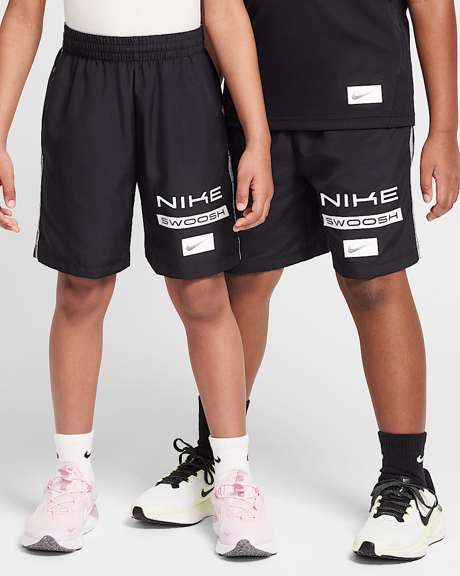 Nike Multi Dri-FIT 大童（男孩）速干梭织短裤 - 黑/白色