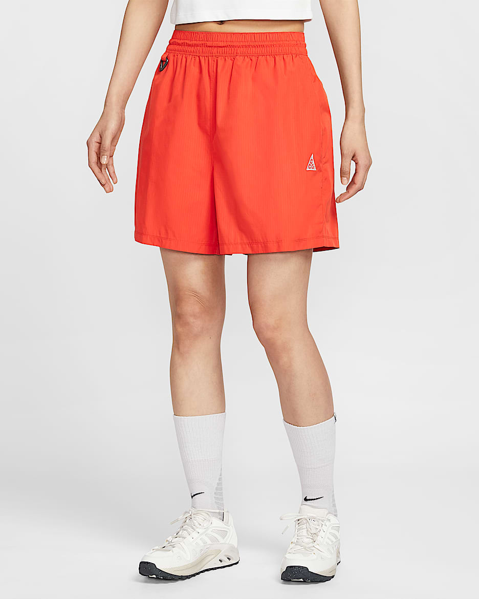 Nike ACG Repel 女子拒水中腰不易撕裂短裤 - 热情红/浅黄褐/山峰白