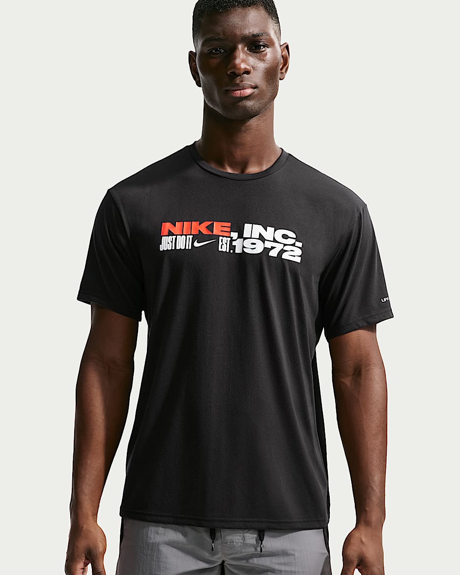 Nike Swim Hydroguard Dri-FIT 男子速干短袖上衣 - 黑/冷灰/亮桔/白色