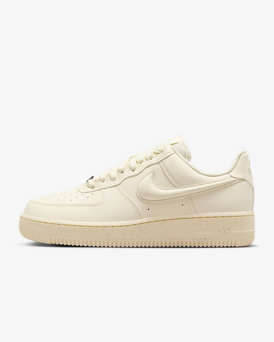 Nike Air Force 1 '07 女子空军一号运动鞋 - 椰奶色/棉布白/浅深红/椰奶色