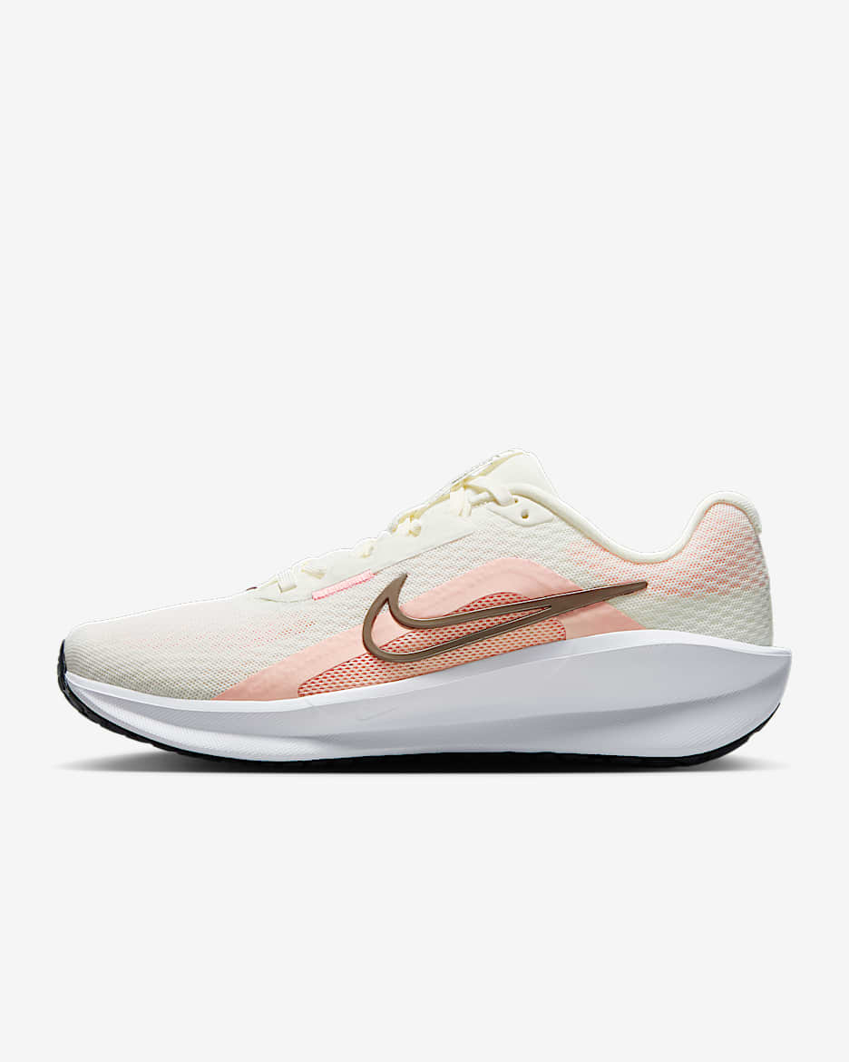 Nike Downshifter 13 女子公路跑步鞋 - 帆白/水洗珊瑚红/白色/貂棕
