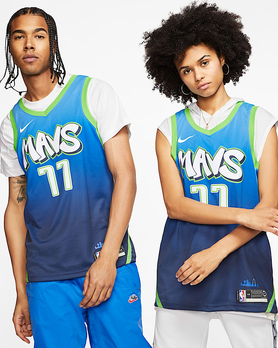 达拉斯独行侠队 (Luka Doncic) – City Edition Nike NBA Swingman Jersey 男子球衣 - 海岸蓝/行动绿