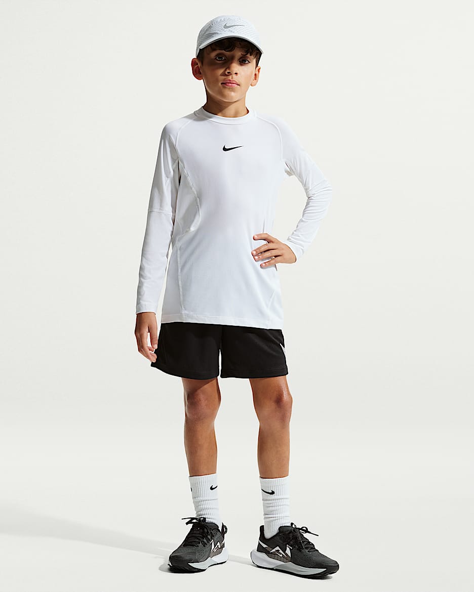 Nike Multi Dri-FIT 大童（男孩）速干训练短裤 - 黑/白色