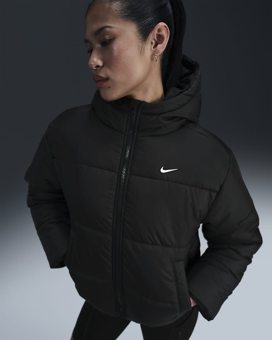 Nike Sportswear Classic Puffer Therma-FIT 女子宽松连帽夹克 - 黑/白色
