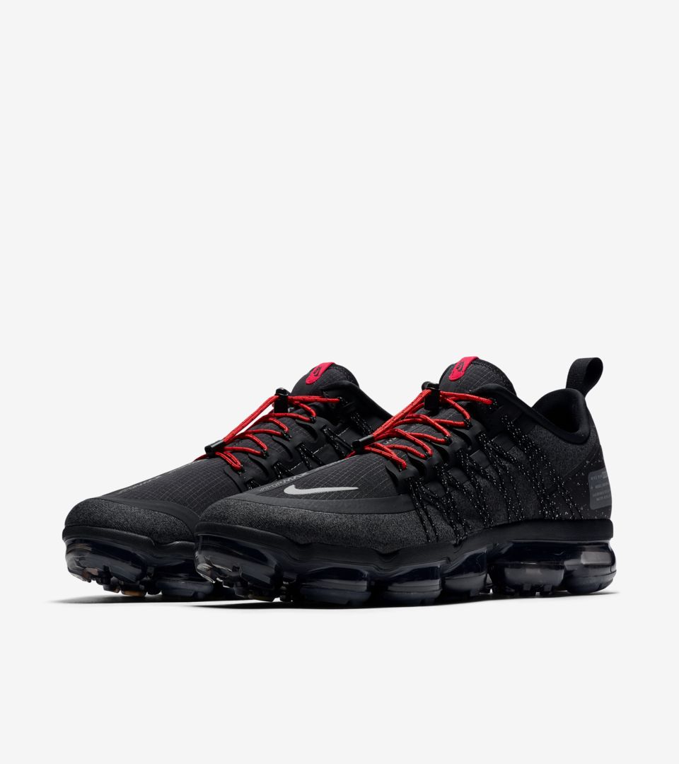 black & red vapormax