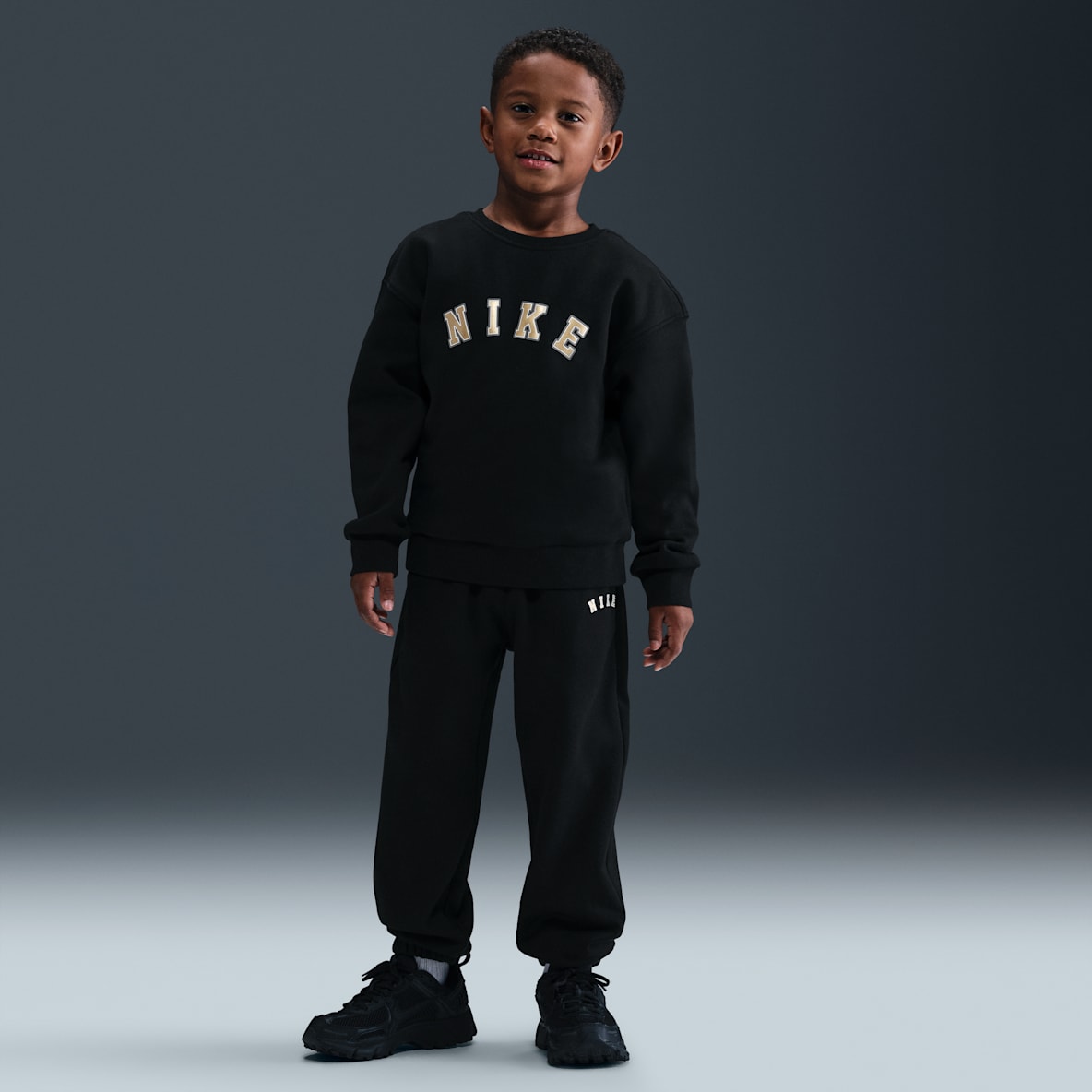 Nike Cozy 幼童加绒圆领上衣和长裤套装