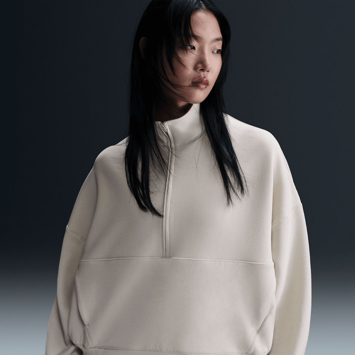 Nike 24.7 ImpossiblySoft Dri-FIT 超感柔软女子 Oversize 风速干半长拉链开襟上衣