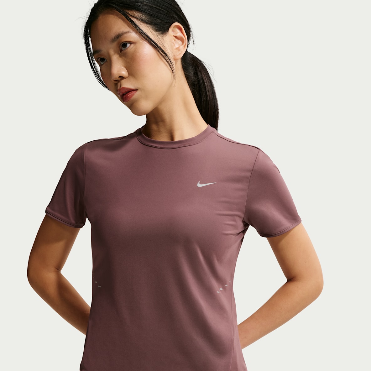 Nike Swift Dri-FIT 女子速干短袖跑步上衣