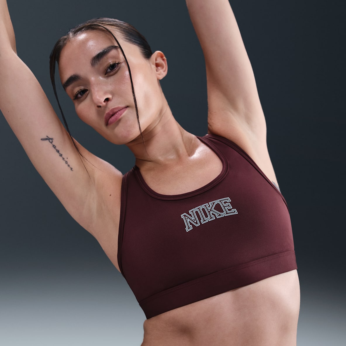 Nike Swoosh 女子中强度支撑速干衬垫运动内衣